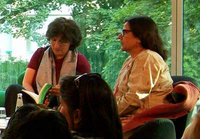 Merle Kröger und Navina Sundaram bei einer Veranstaltung in der HBS